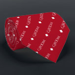 Groom - Wiederholter weißer Text auf Rot Krawatte<br><div class="desc">Diese lustige Nackenschleife ist das perfekte Accessoire für den Bräutigam bei Ihrer Hochzeit. Es zeichnet sich durch ein schlichtes und dennoch elegantes Design aus, mit dem Wort "Groom" in einem dekorativen, ganz weißen Schriftart der Hauptstadt geschrieben und in einem diagonalen Muster mit Diamanttrennern auf einem roten Hintergrund wiederholt. Ideal, um...</div>
