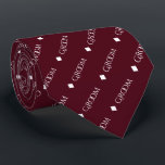 Groom - Wiederholter weißer Text über Burgund Krawatte<br><div class="desc">Diese lustige Nackenschleife ist das perfekte Accessoire für den Bräutigam bei Ihrer Hochzeit. Es zeichnet sich durch ein schlichtes und dennoch elegantes Design aus, mit dem Wort "Groom" in einem dekorativen, ganz in Hauptstadt weißen Schriftart geschrieben, und wiederholt sich in einem diagonalen Muster mit Diamanttrennern auf einem bordeauxfarbenen oder maronfarbenen...</div>