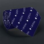 Groom - Wiederholter weißer Text über Navy Blue Krawatte<br><div class="desc">Diese lustige Nackenschleife ist das perfekte Accessoire für den Bräutigam bei Ihrer Hochzeit. Es zeichnet sich durch ein schlichtes und dennoch elegantes Design aus, mit dem Wort "Groom" in einem dekorativen, ganz in Hauptstadt weißen Schriftart, und wiederholt sich in einem diagonalen Muster mit Diamanttrennern auf einem marineblauen Hintergrund. Ideal, um...</div>
