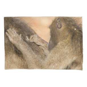 Grooming Baboons Kissenbezug