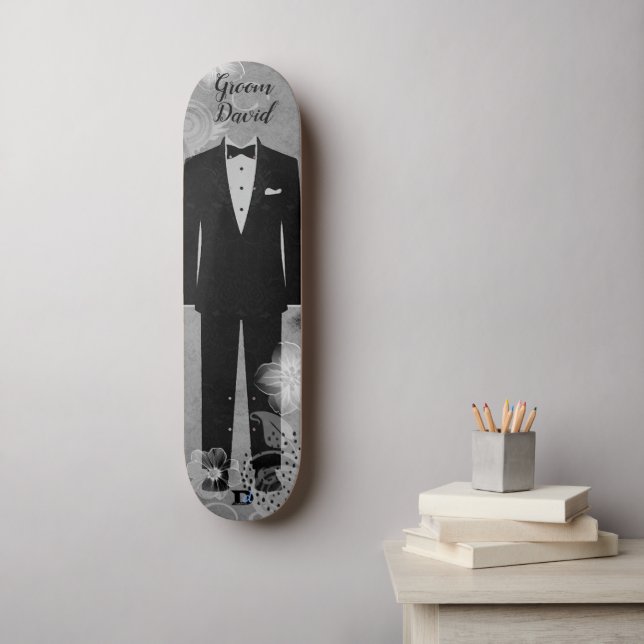 Grooms Tux auf einer beschädigten grauen D-D-Marke Skateboard (Wandkunst)