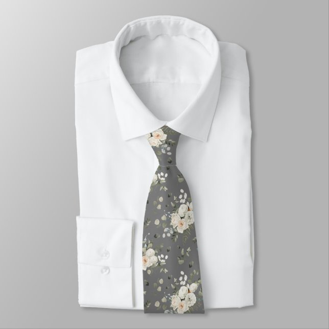 Grooms White Wedding Floral Bouquet auf Gray Krawatte (Gebunden)