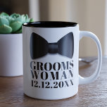 Groomswoman Gastgeschenk Hochzeit Tuxedo Bow Krawa Zweifarbige Tasse<br><div class="desc">Geeignet für Ihre Groomswoman oder Groomsmaid,  fügen Sie ihren Namen und Ihr Hochzeitsdatum zu diesem klassischen schwarz-weiß Tuxedo Hochzeitskugel Krawatte Groomswoman Tasse</div>