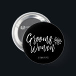 GroomsWoman | Skript, das schwarze Hochzeit Button<br><div class="desc">Es ist nicht Ihr Trauzeuge. Aber, die Frau Ihres Bräutigams. Zeigen Sie ihr Ihre Anerkennung für das Bereitstehen Ihrer Seite an Ihrem speziellen Tag des Ehestands mit dieser einzigartigen Geschenkartikel.
Sie kennzeichnet das Wort "groomswoman" in einem eleganten Skriptarttext. Unter dieses ist eine Stelle für ihren Namen.</div>