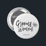 GroomsWoman | Skript-Schreiben Hochzeit Button<br><div class="desc">Es ist nicht Ihr Trauzeuge. Aber, die Frau Ihres Bräutigams. Zeigen Sie ihr Ihre Anerkennung für das Bereitstehen Ihrer Seite an Ihrem speziellen Tag des Ehestands mit diesem einzigartigen Knopf.
Er kennzeichnet das Wort "groomswoman" in einem eleganten Skriptarttext. Unter dieses ist eine Stelle für ihren Namen.</div>