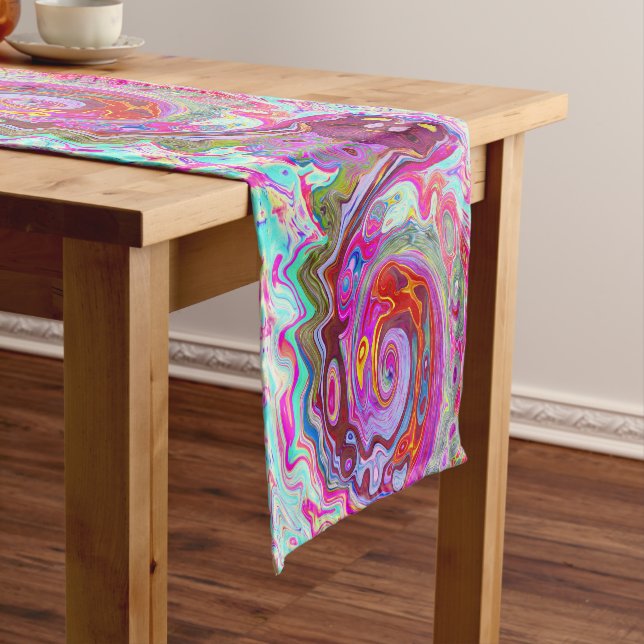 Groovy Abstrakt Retro Hot Pink und Blue Swirl Kurzer Tischläufer (Beispiel)