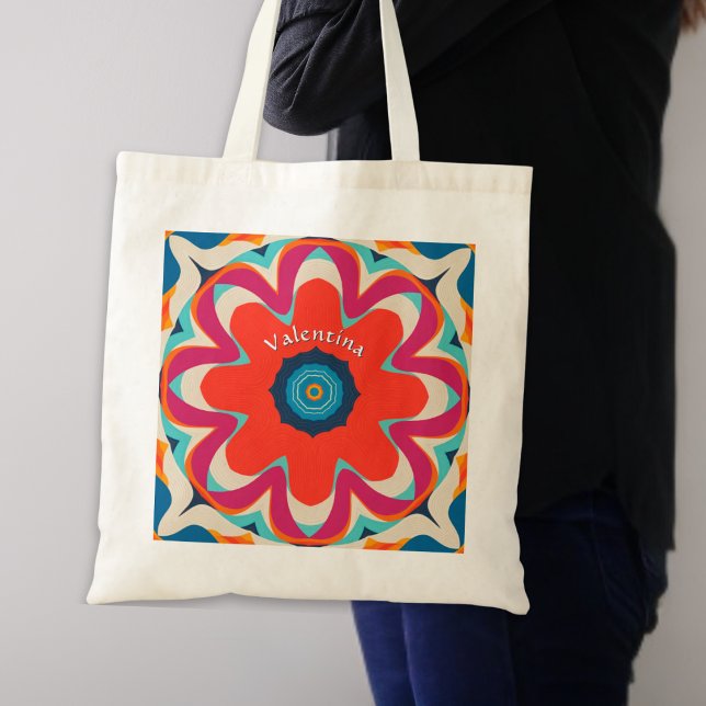 Groovy Boho Blume Farbenfroh Personalisiert Tragetasche (A groovy tote bag with vibrant abstract red flower design on both sides, personalized with a name)