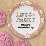 Groovy Daisies Hippie Foto Girl's Birthday Pappteller<br><div class="desc">Eine niedliche Blume Power Hippie Geburtstagsfeier, die perfekt für jedes kleine Mädchen Feiern ist. Das groovy Design zeichnet sich durch mehrfarbige Gänge aus, die eine Grenze schaffen. Spaß im Stil der 70er Jahre mit der Lektüre von "Let's Party" verleihen dem Bild eine farbenfrohe Atmosphäre. Personalisieren Sie diese Mod Party Platte...</div>