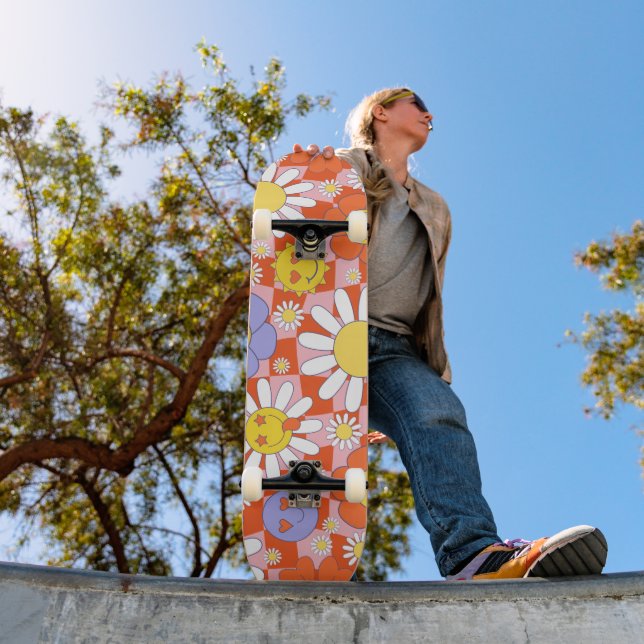 Groovy Daisy Floral Checkerboard, Y2K 90s Skateboard (Außenbereich 1)