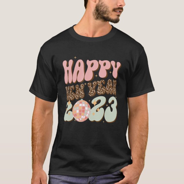 Groovy Disco Happy New Year 2023 Retro Leopard T-Shirt (Vorderseite)