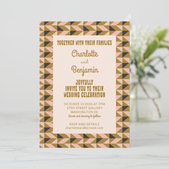 Groovy Gold All-in-One Retro Art Déco Hochzeit Einladung (Stehend Vorderseite)