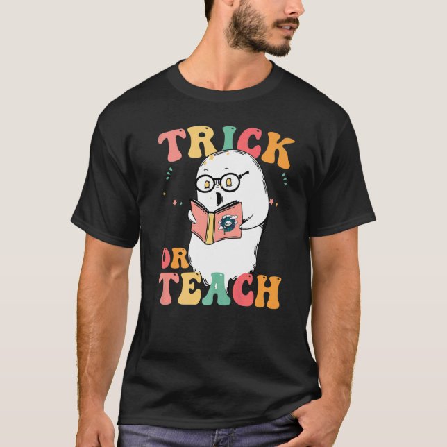 Groovy Halloween Trick Or Teach Retro Floral Ghost T-Shirt (Vorderseite)