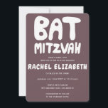 Groovy Handlettern Custom Bat Mitzvah Lila Einladung<br><div class="desc">Perfekte Karte, um eine Fledermausmitzvah anzukündigen! Handgefertigte Kunst für Sie mit Griffe auf der Vorderseite und einem Muster auf der Rückseite! Vollständig anpassbar! Klicken Sie auf "Personalisieren" oben, um den Text zu bearbeiten. Klicken Sie auf "Bearbeiten mit dem Design-Tool", um die Schriftart, Farben und Platzierungen anzupassen und das Design auf...</div>