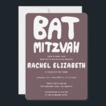 Groovy Handlettern Custom Bat Mitzvah Lila Einladung<br><div class="desc">Perfekte Karte, um eine Fledermausmitzvah anzukündigen! Handgefertigte Kunst für Sie mit Griffe auf der Vorderseite und einem Muster auf der Rückseite! Vollständig anpassbar! Klicken Sie auf "Personalisieren" oben, um den Text zu bearbeiten. Klicken Sie auf "Bearbeiten mit dem Design-Tool", um die Schriftart, Farben und Platzierungen anzupassen und das Design auf...</div>