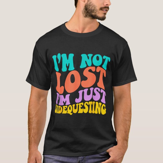 Groovy I’m Not Lost, I’m Just Sidequesting – Funny T-Shirt (Vorderseite)