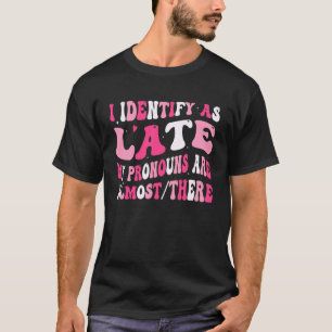 Groovy ich identifiziere mich als spät Meine Prono T-Shirt