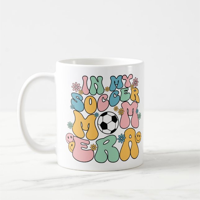 Groovy in meiner Fußball-Mama Era Funny Soccer Mam Kaffeetasse (Links)