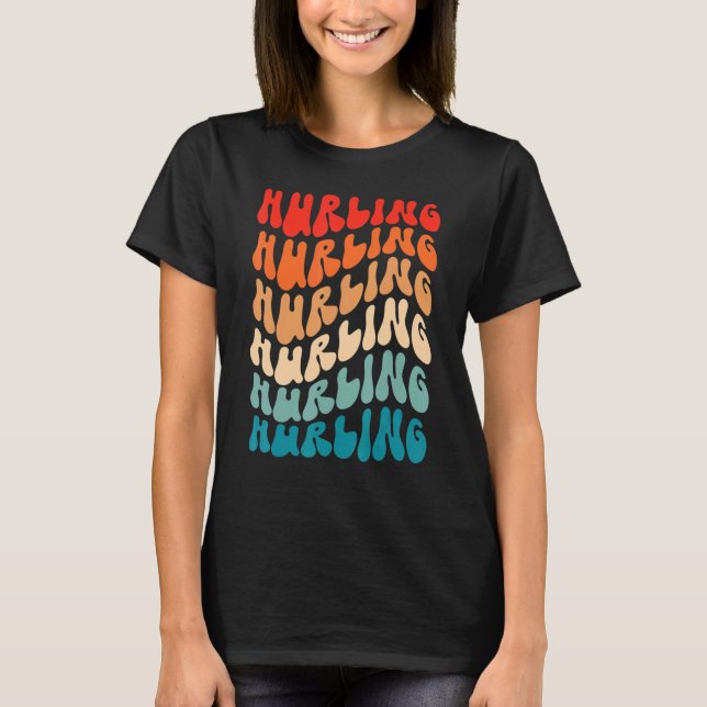 Groovy Irish Hurling Gaelic Game Retro 70er Hippie T-Shirt (Vorderseite)