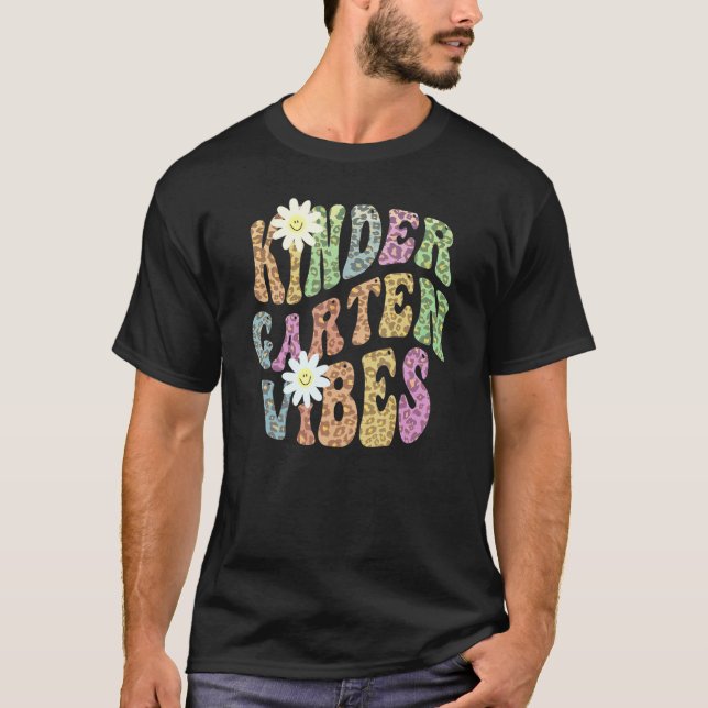 Groovy KINDERGARTEN VIBES Lehrer Leopard Print Ki T-Shirt (Vorderseite)