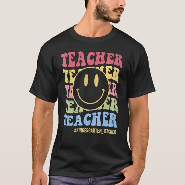 Groovy Kindergarten Vibes Retro Facebook Lehrer zu T-Shirt (Vorderseite)