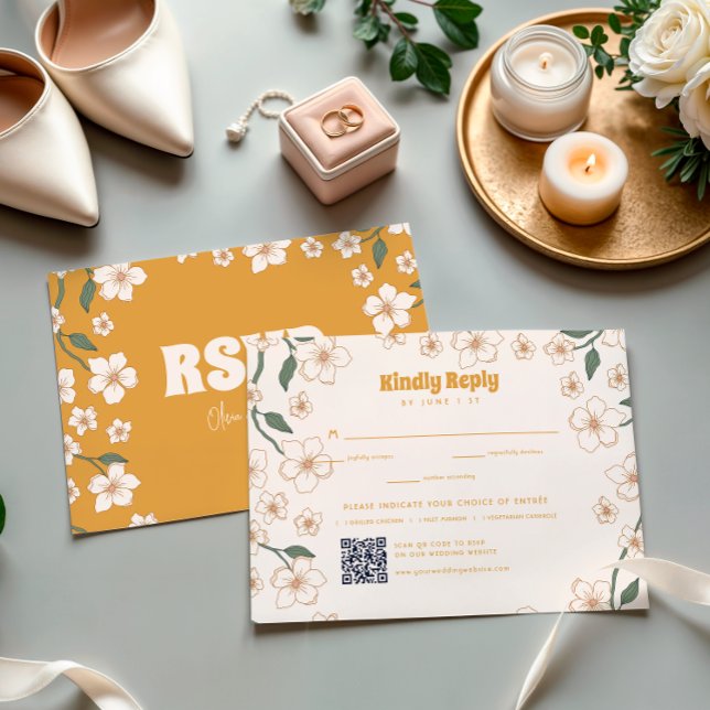 Groovy Mustard Floral Wedding RSVP Karte (Von Creator hochgeladen)
