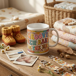 Groovy neues Baby auf dem Weg Retro Sonnenschein  Kaffeetasse