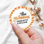Groovy Orange Checkered Moderne Retro Hochzeit Runder Aufkleber<br><div class="desc">Groovy Orange Checkered Modern Retro Wedding Classic Round Sticker</div>