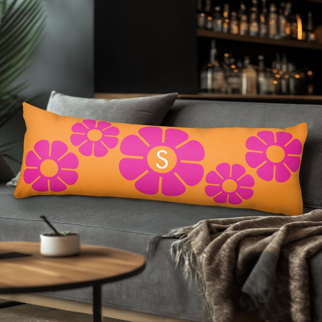 Groovy Pink Daisy mit Custom Orange Monogram Seitenschläferkissen (Body Pillow with Monogram)