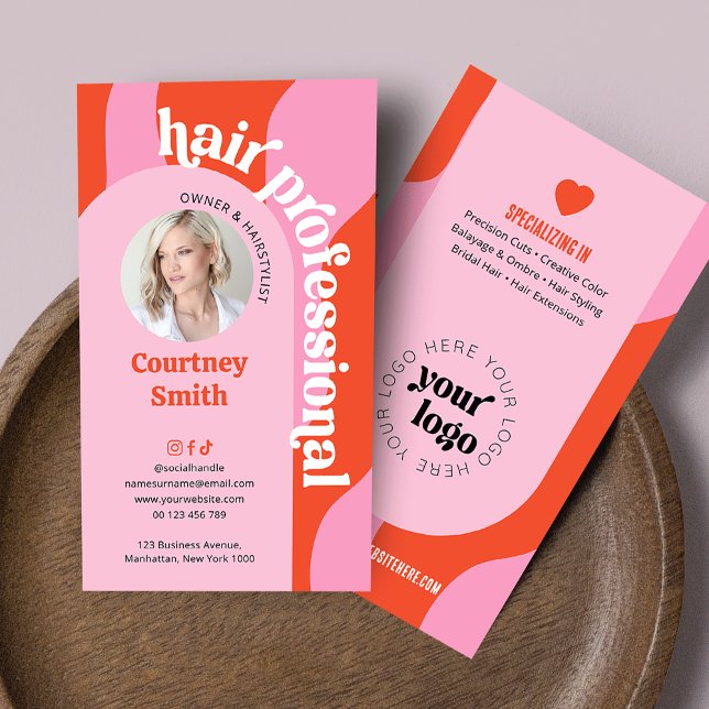 Groovy Pink & Red Modern Hair Stylist Salon Foto Visitenkarte (Trendy pink and red hair salon business cards with photo and groovy fonts + arch background)