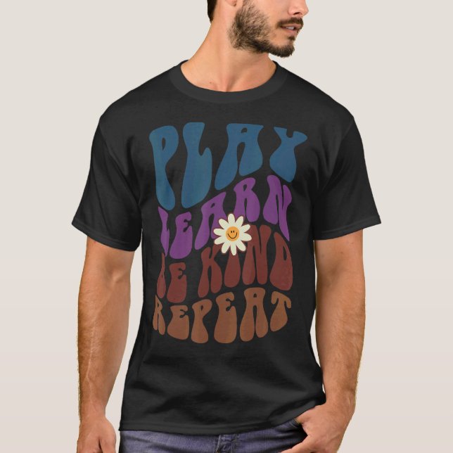 Groovy PLAY LEARN BE KIND REPEAT Retro Anti Bullyi T-Shirt (Vorderseite)