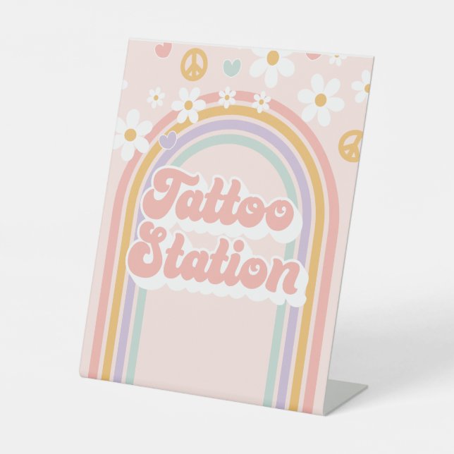 Groovy Rainbow Tattoo Station Birthday Sign Sockelschild (Vorderseite)