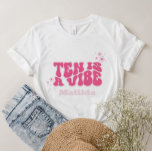 Groovy Regenbogen zehn ist ein vibe 60er Jahre Ret T-Shirt<br><div class="desc">Groovy Regenbogen zehn ist ein vibe 60er Jahre Retro-Disy cool rosa mädchenhaft minimale moderne Typografie elegante Spaß 10. Geburtstag Party Dekor T - Shirt.</div>