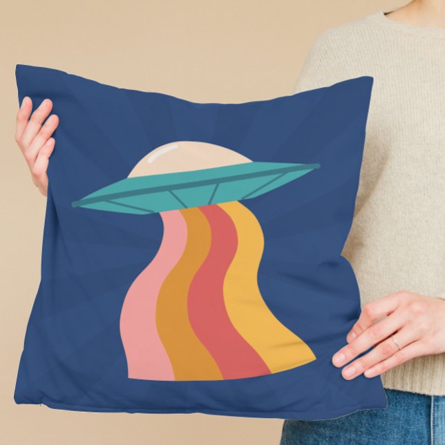 Groovy Retro Alien Spaceship Rainbow Kissen (Groovy Retro Alien Spaceship Rainbow Throw Pillow UFO college dorm room decor decoration toss pillow)