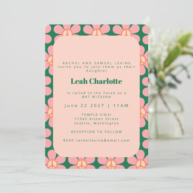 Groovy Retro Blume Peace Pink Green Bat Mitzvah Einladung (Stehend Vorderseite)