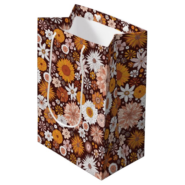 Groovy Retro Blumengartenmuster Mittlere Geschenktüte (Vorderseite Schrägansicht)