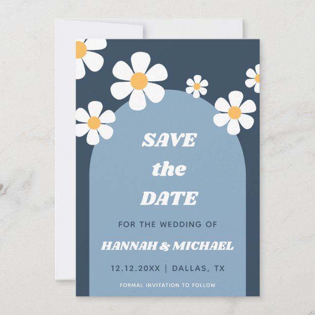 Groovy Retro Dusty Blue Boho Arch & Daisy Muster Save The Date (Vorderseite)