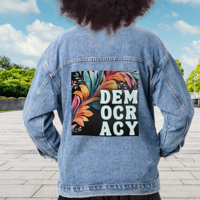 Groovy Retro farbenfrohe Erklärung Politik Demokra Jeansjacke (A stylish denim jacket with 'Democracy' in capital letters on a decorative leafy back panel)