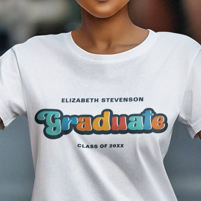 Groovy Retro farbenfrohe Graduate mit Namen T-Shirt (Von Creator hochgeladen)