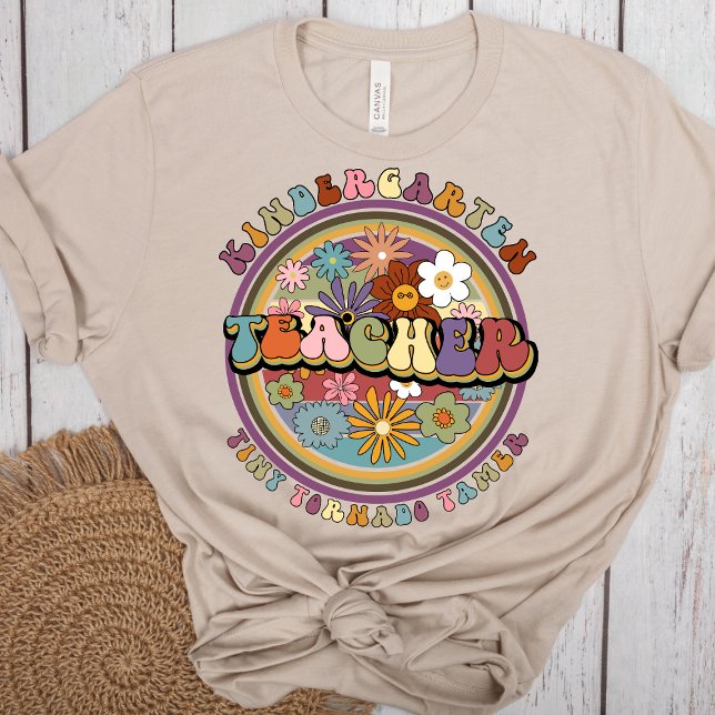Groovy Retro Floral Kindergarten Lehrername T-Shirt (Von Creator hochgeladen)