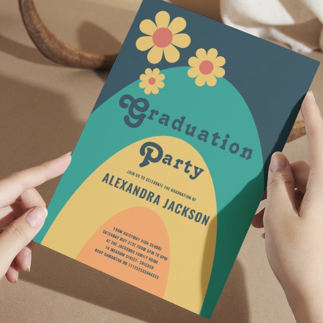 Groovy Retro Graduation Party Einladung (Retro simple floral graduation party invitation with daisy and 70s groovy typography )