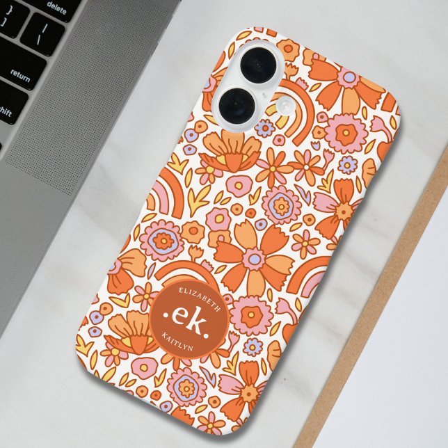 Groovy Retro Orange Florals Monogram iPhone 16 Hülle (Von Creator hochgeladen)