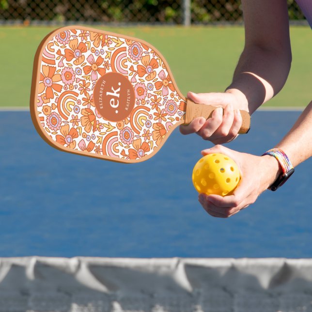 Groovy Retro Orange Florals Monogram Pickleball Schläger (InSitu)
