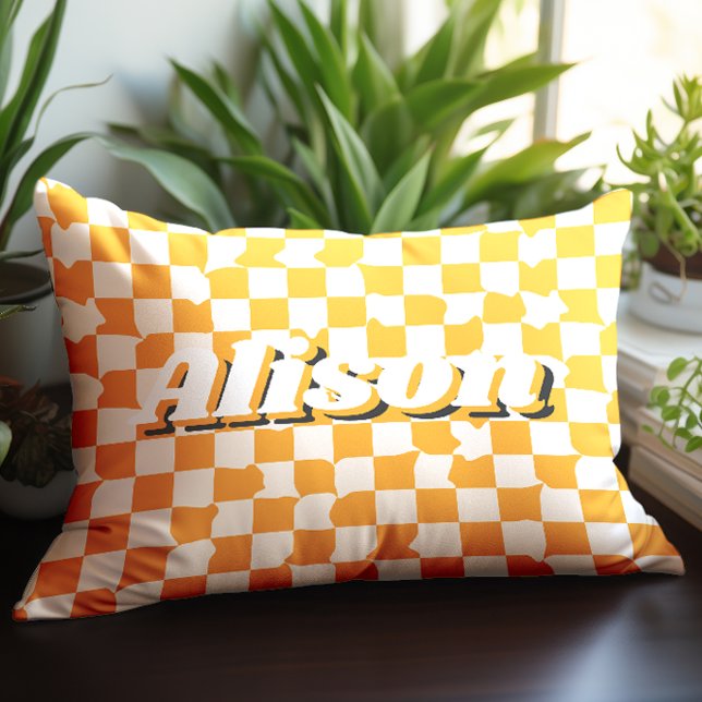 Groovy Retro Yellow Checkerboard Individuelle Name Lendenkissen (Von Creator hochgeladen)