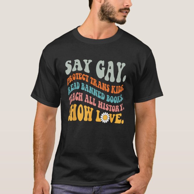 Groovy Say Gay Protect Trans Kids lesen Buch verbo T-Shirt (Vorderseite)