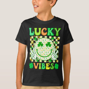 Groovy St. Patrick's Day Glückliche Vibes Shamrock T-Shirt
