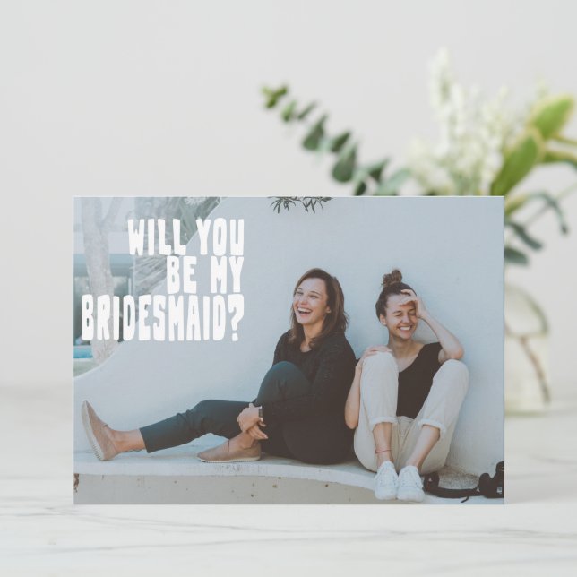 Groovy Text Overlay Bridesmaid Foto Vorschlag Card Einladung (Stehend Vorderseite)