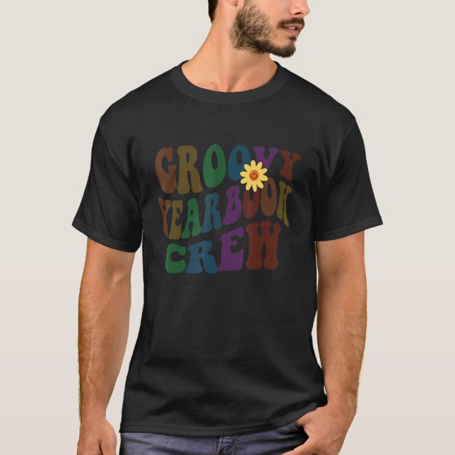 GROOVY YEARBOOK CREW Retro Publication Editor Squa T-Shirt (Vorderseite)
