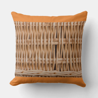 gros plan d'une panière sur un coussin décoratif
