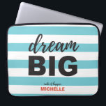 Groß träumen, Skripttext, Personalisiert, benutzer Laptopschutzhülle<br><div class="desc">Inspirier deine täglichen Bemühungen mit unserem 'Dream Big' Script Text Personalisiert Custom Color Laptop Sleeve. Dieser Laptop-Ärmel ist nicht nur ein Schutzmittel für Ihr Gerät; er ist ein motivierend Stück, das Sie ermutigt, Ihre Ambitionen und Ziele zu verfolgen. Der elegante Drehtext "Dream Big" dient als ständige Erinnerung, hoch zu zielen...</div>