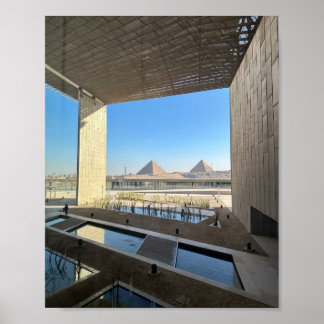 Großartige Pyramidenansicht vom Grand Egyptian Mus Poster